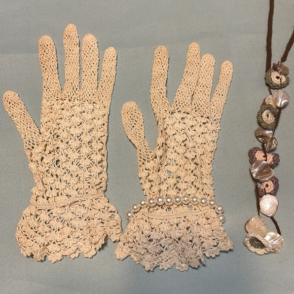 Vintage 1940s Crochet Lace Bridal gloves
- - Picture 7 of 8